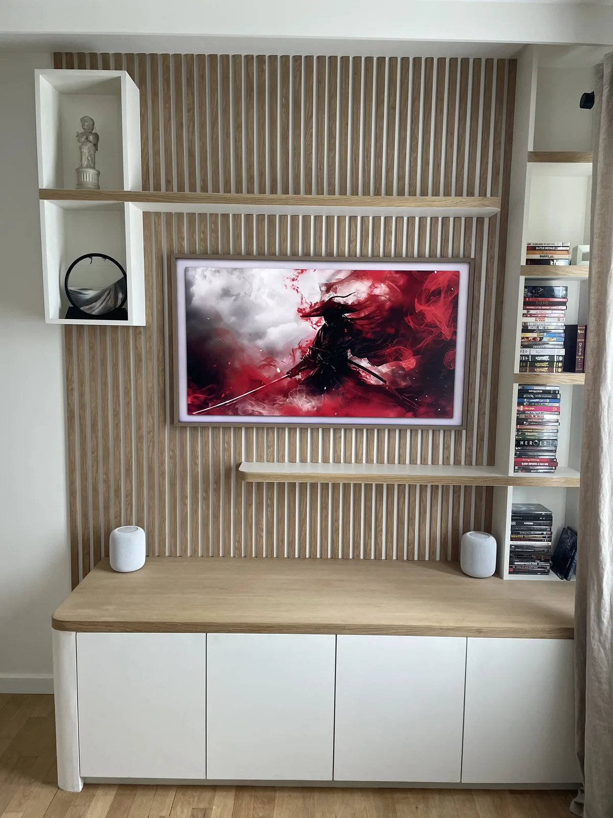 Meuble TV en tasseaux de bois réalisé sur mesure par Mois Nicu, MN Menuiserie à Paris